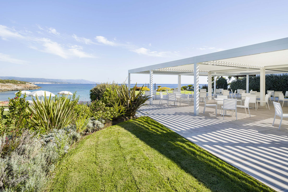 Le pergole Gibus valorizzano gli spazi outdoor del Punta Negra Hotel di Alghero (Ss) Con Gibus il relax outdoor sulla baia al Punta Negra Hotel è assicurato