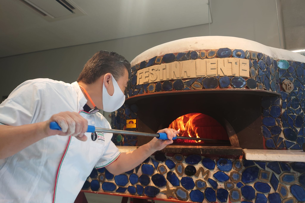 Manabu Odawara all'opera con la vera pizza napoletana Un pizzaiolo sarà professore universitario: è la prima volta al mondo