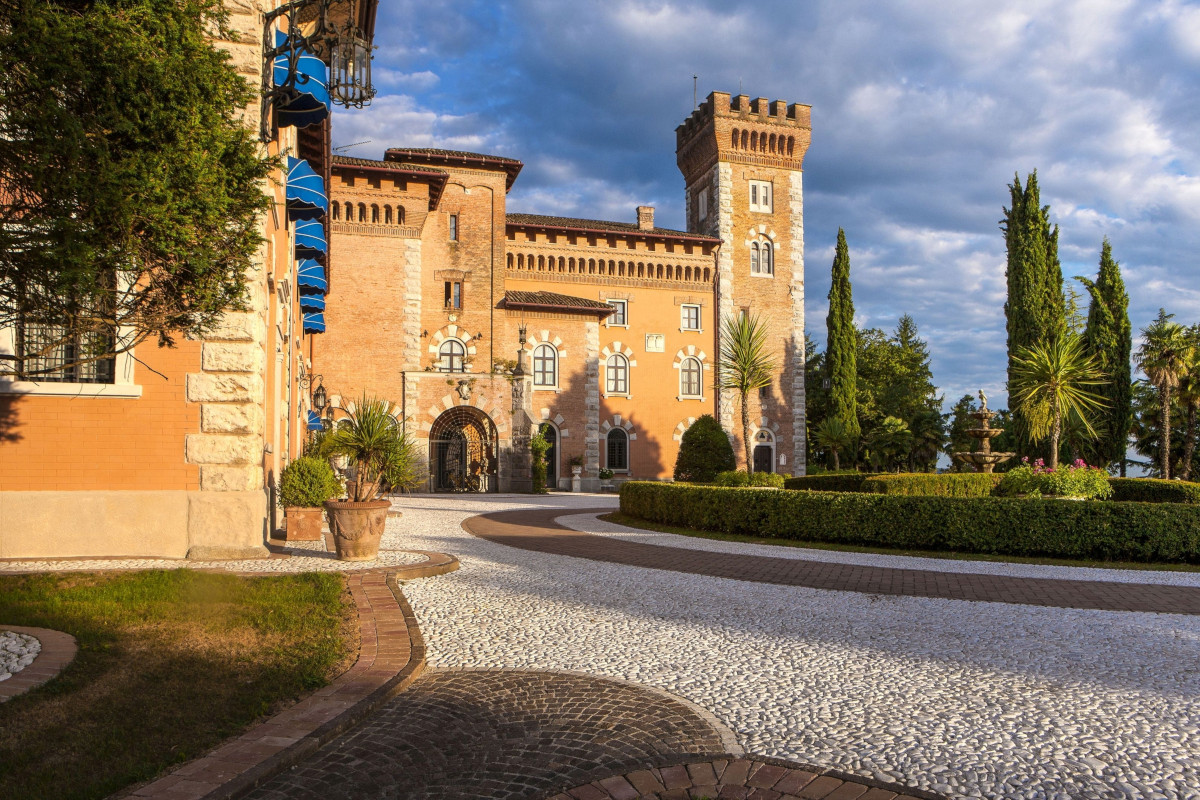 Atmosfere settecentesche e buon vino: benvenuti al Castello di Spessa