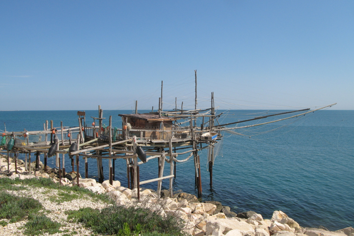 Caratteristico trabocco L’Abruzzo più wild tra montagne, mare e prodotti tipici