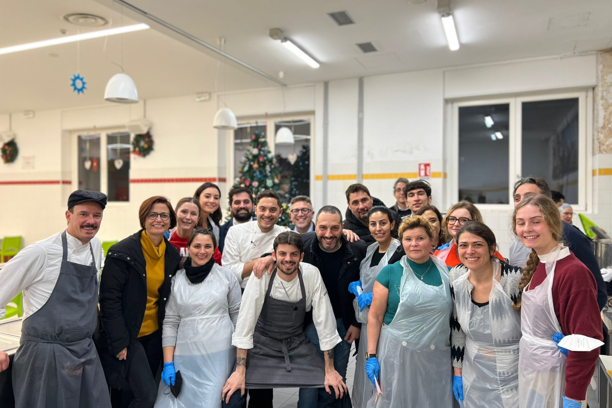 Lo staff di Acquolina con la Caritas di Roma Il ristorante Acquolina regala una cena stellata ai bisognosi