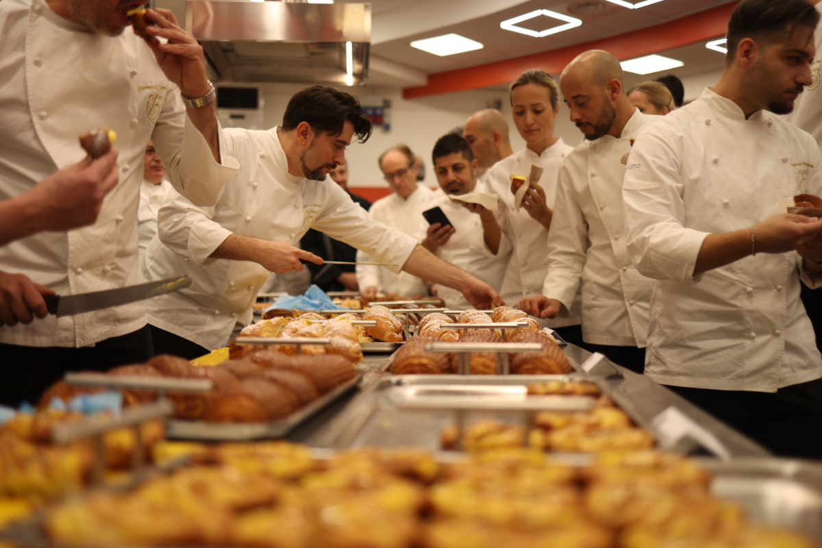 L'assaggio durante il seminario Apei Pasticceri dell’anno i fratelli Andrea e Manuela Pansa