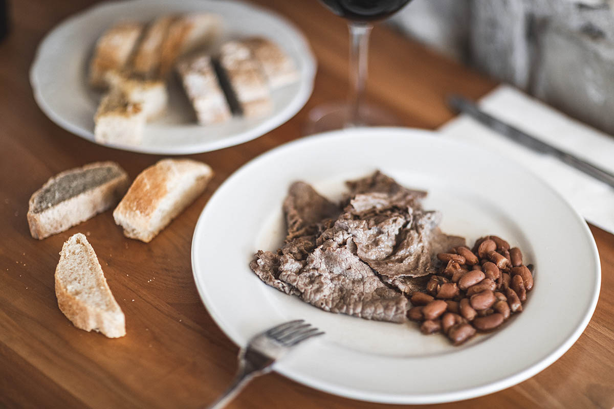 Carne Salada, AgriturCalvola. Foto: APT Garda Dolomiti Bigoli, tinche, salsicce, tortelli, polenta: quanti piatti sul lago di Garda