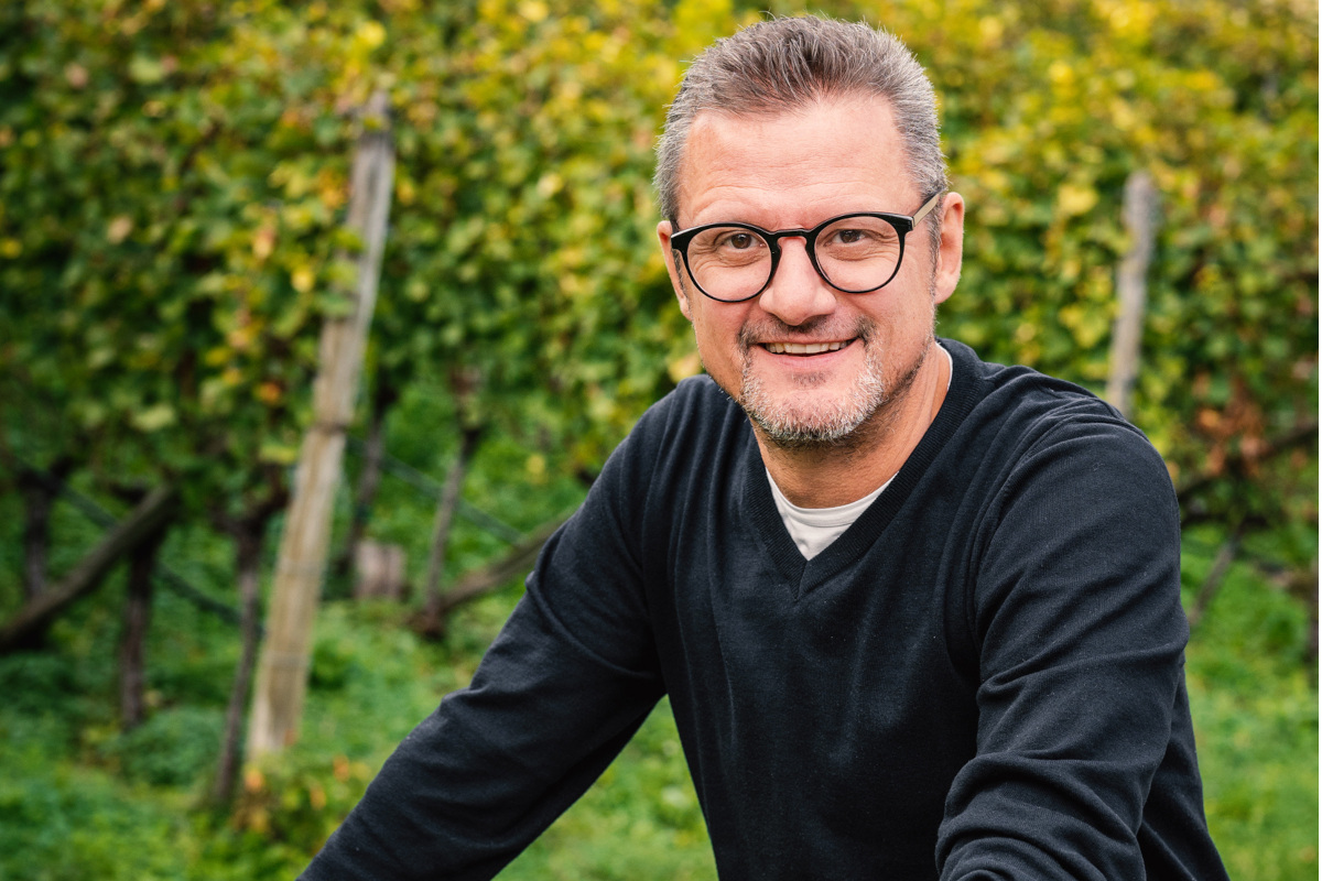 Martin Foradori Hofstätter brinda con il Trentodoc Blanc de Noirs di Maso Michei