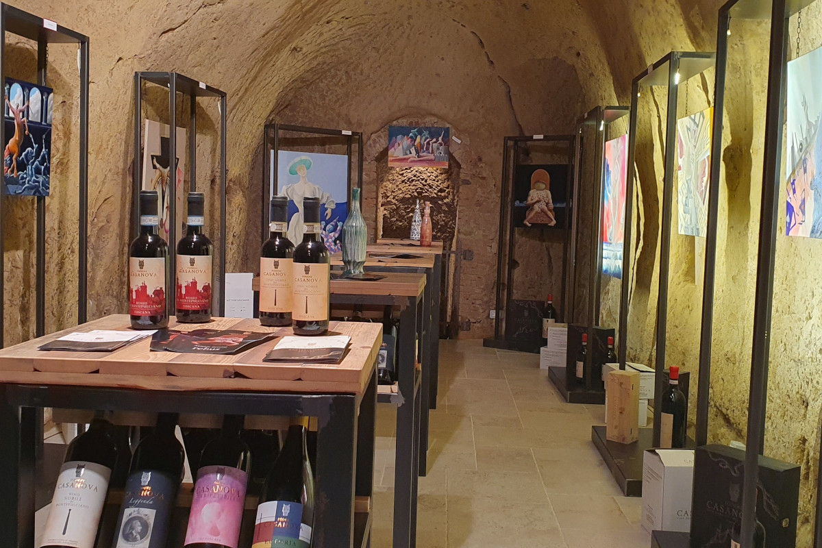 Podere Casanova non è solamente un’enoteca e neppure una tradizionale galleria artistica Al Podere Casanova di Montepulciano tra arte e buon vino