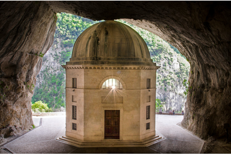 Il Tempietto di Valadier Buon compleanno Parco naturale regionale della Gola Rossa e di Frasassi