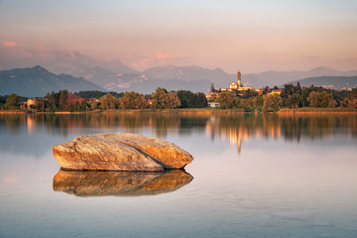 Sul lago di Pusiano tra presepi sull'acqua, arte e poesia