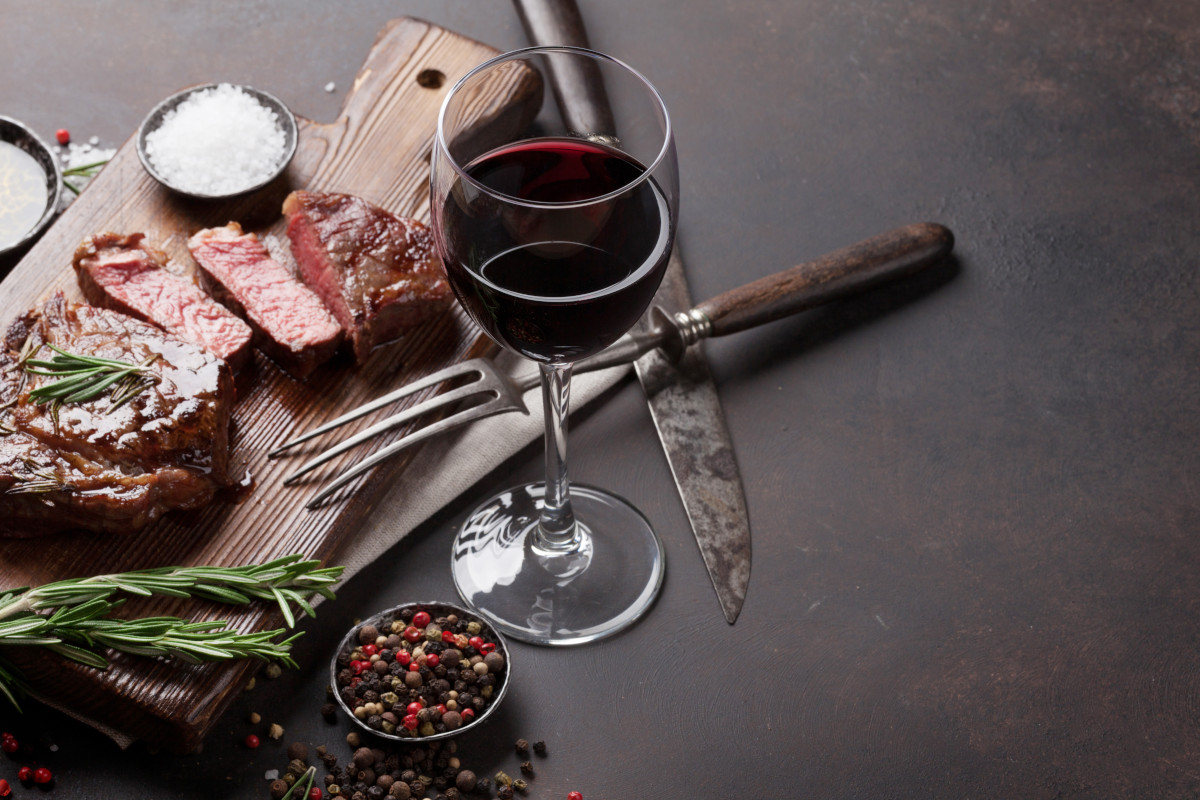 “Vini” e buoi dei paesi tuoi: come abbinare i piatti di carne con i vini regionali