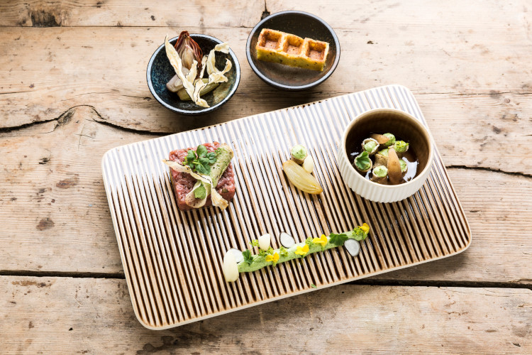 tartare di manzo, asparagi verdi, wafer di grano saraceno, topinambur secco Al retreat hotel Silena il Giappone è di… stanza