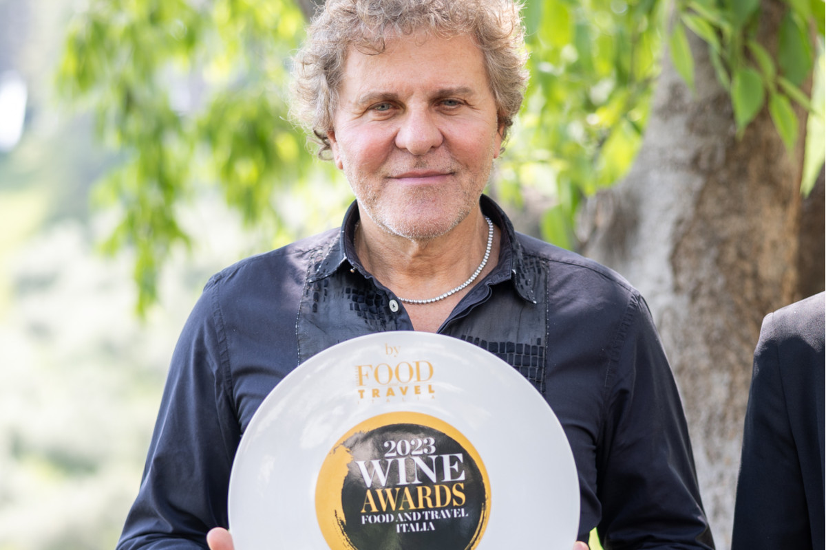 Renzo Rosso con il Premio Wine Awards 2023 Azienda sostenibile Diesel Farm la nuova cantina sostenibile voluta da Renzo Rosso