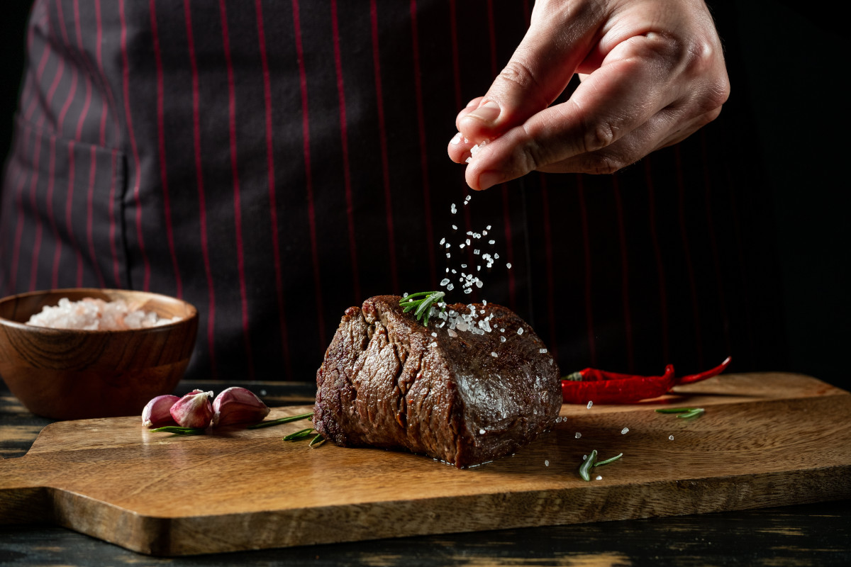 Carne: i segreti per sceglierla, cuocerla, salarla e ordinarla