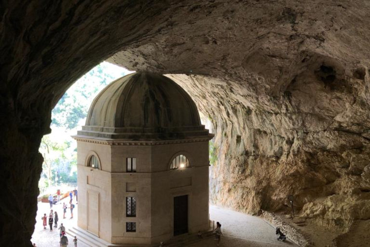 Tempietto del Valadier Frasassi Experience 2022 vacanze da vivere a … cielo aperto