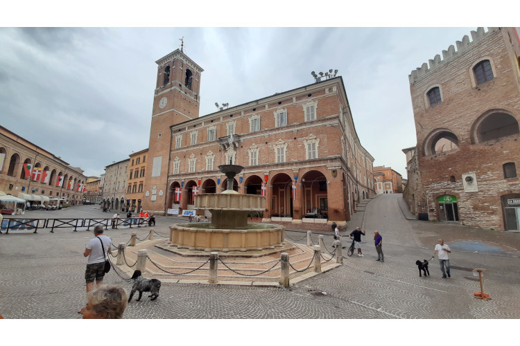 Il centro di Fabriano Frasassi Experience 2022 vacanze da vivere a … cielo aperto