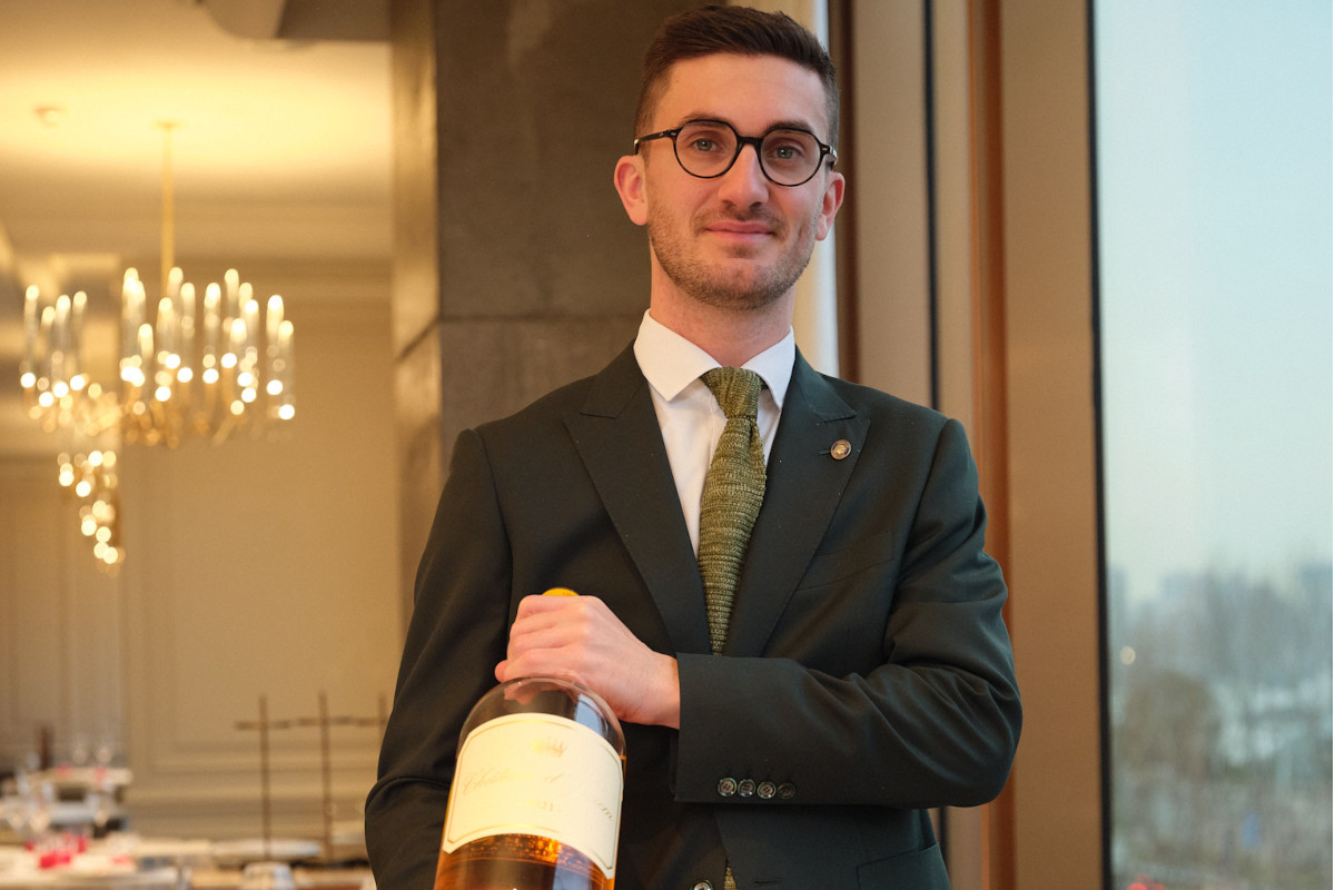 C’è un sommelier che corre più veloce del mercato e lo costringe a cambiare passo