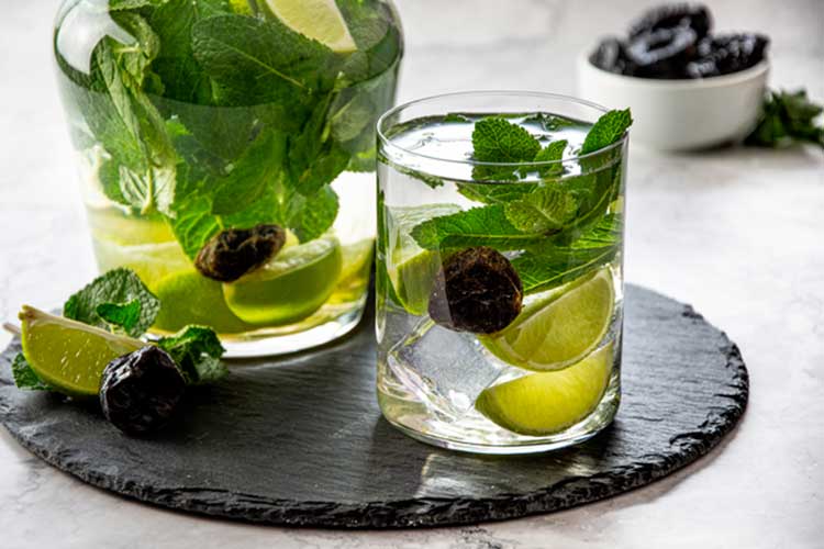 Acqua aromatizzata, menta e lime