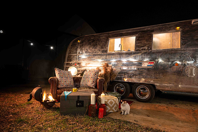 Il caravan Airstream - Foto Officine Vivaldi Dormire in uno school bus Usa Una vacanza dal sapore vintage