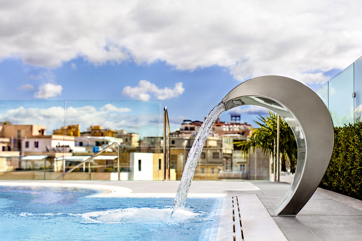 La piscina a sfioro sul rooftop dell'hotel