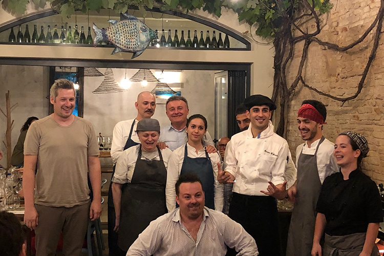 Luca Gardini, Simone Di Gennaro e lo staff di Osteria Casa di Mare (All'Osteria Casa di Mare a Forlì è Luca Gardini a consigliare i vini)