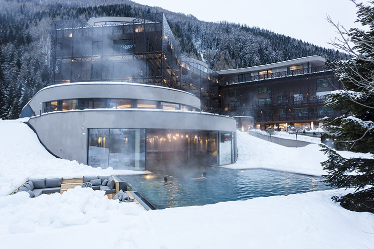 Ci si può rilassare nella grande piscina outdoor riscaldata con vista sulle cime - Alp-detox al Silena tra libri, yoga e tè