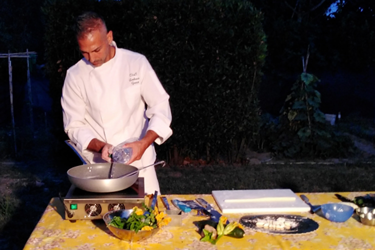 Preparare l'acqua nella pentola per mettere a bollire le patate - Dolce o salato, ma gluten free Ecco gli Gnocchi di mia nonna