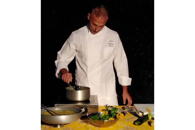 L'inserimento del fiore di zucca inserito nel tubo d'acciaio nell'olio di semi - Dolce o salato, ma gluten free Ecco gli Gnocchi di mia nonna