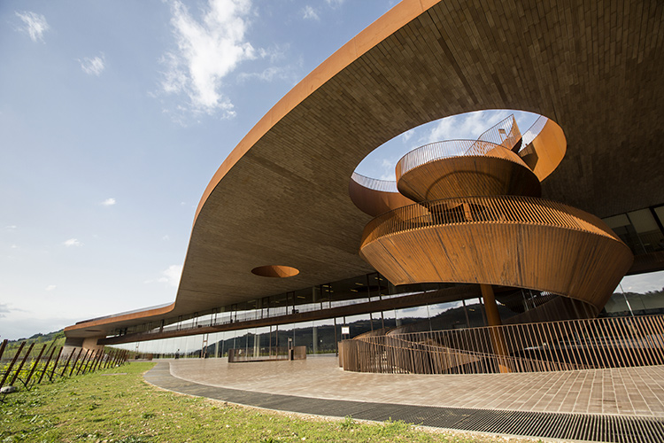 La cantina Antinori nel Chianti Classico - Le tenute di Marchesi Antinori tracciano un itinerario in Toscana