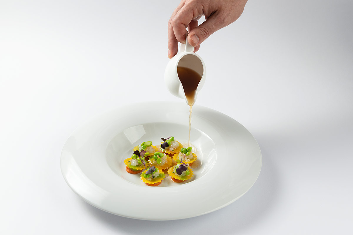 Ravioli di piselli con scampi crudi, il suo consommè e pappa al pomodoro Ravioli di piselli con scampi crudi Ravioli di piselli con scampi crudi, il suo consommè e pappa al pomodoro Ravioli di piselli con scampi crudi