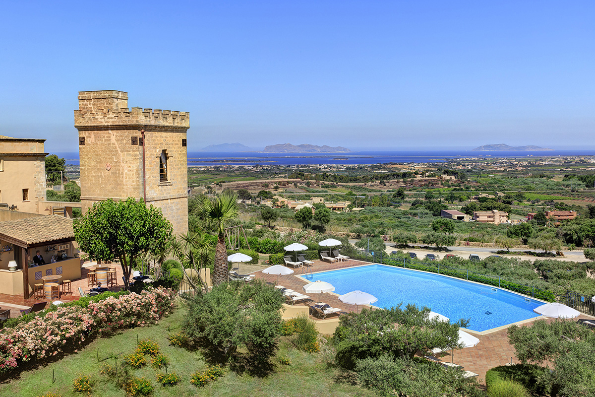 La splendida vista sulle isole Primavera siciliana al Baglio Oneto dei Principi