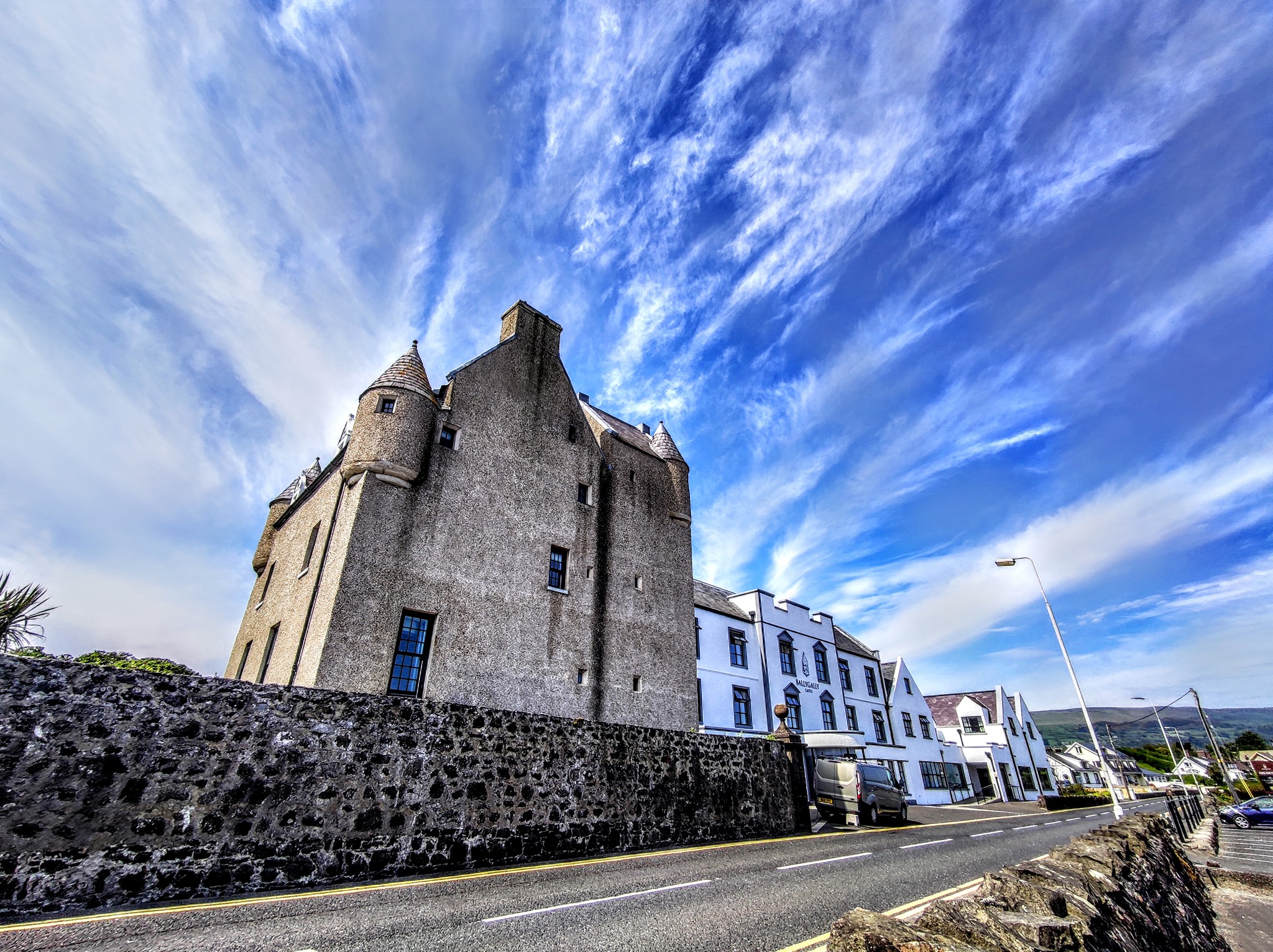 Ballygally Castle - Ballygally, Irlanda  Non credi ai fantasmi? Prima di dirlo, dormi in uno di questi hotel!