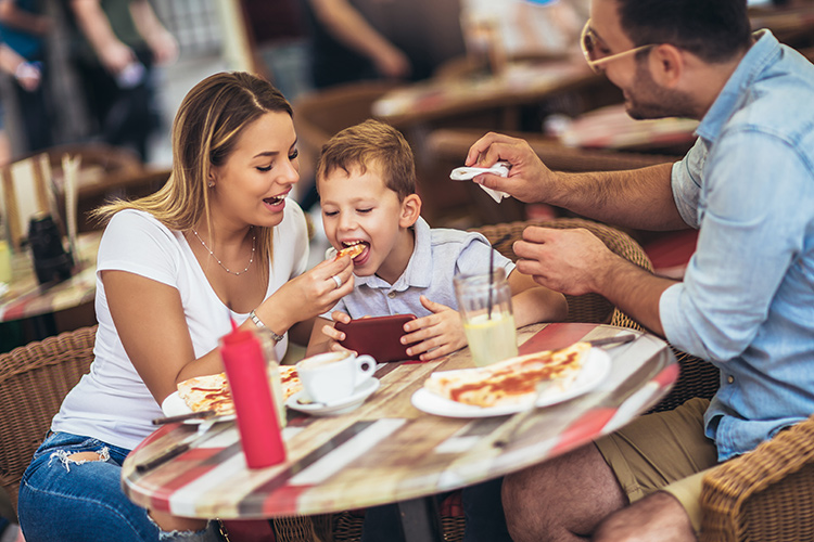 Invece di contestare lo stop ai bambini, chi non è d’accordo basta che scelga un altro ristorante... (Bambini maleducati al ristorante Troppe polemiche sul nulla)