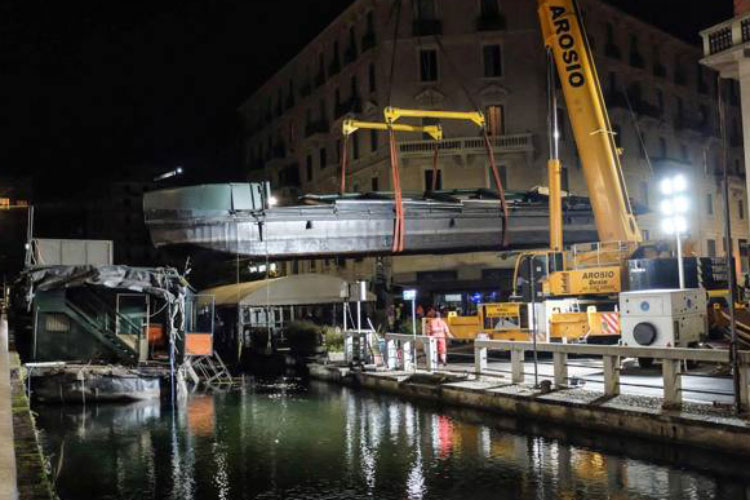 (Barconi sul Naviglio Pavese Milano passa allo smantellamento)