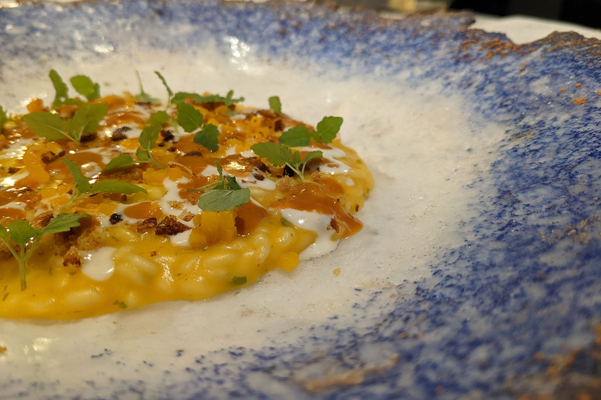 Carnaroli con zucca violina in due consistenze, stracciatella di bufala, alici di mare, alghe e lime