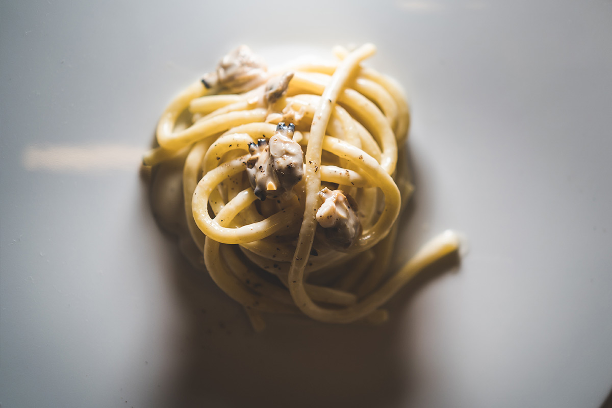 Bigoli al torchio, Grana Padano 20 mesi, pepe e vongole A La Sprelunga di Seveso vanno in scena il Grana Padano e i vini lombardi