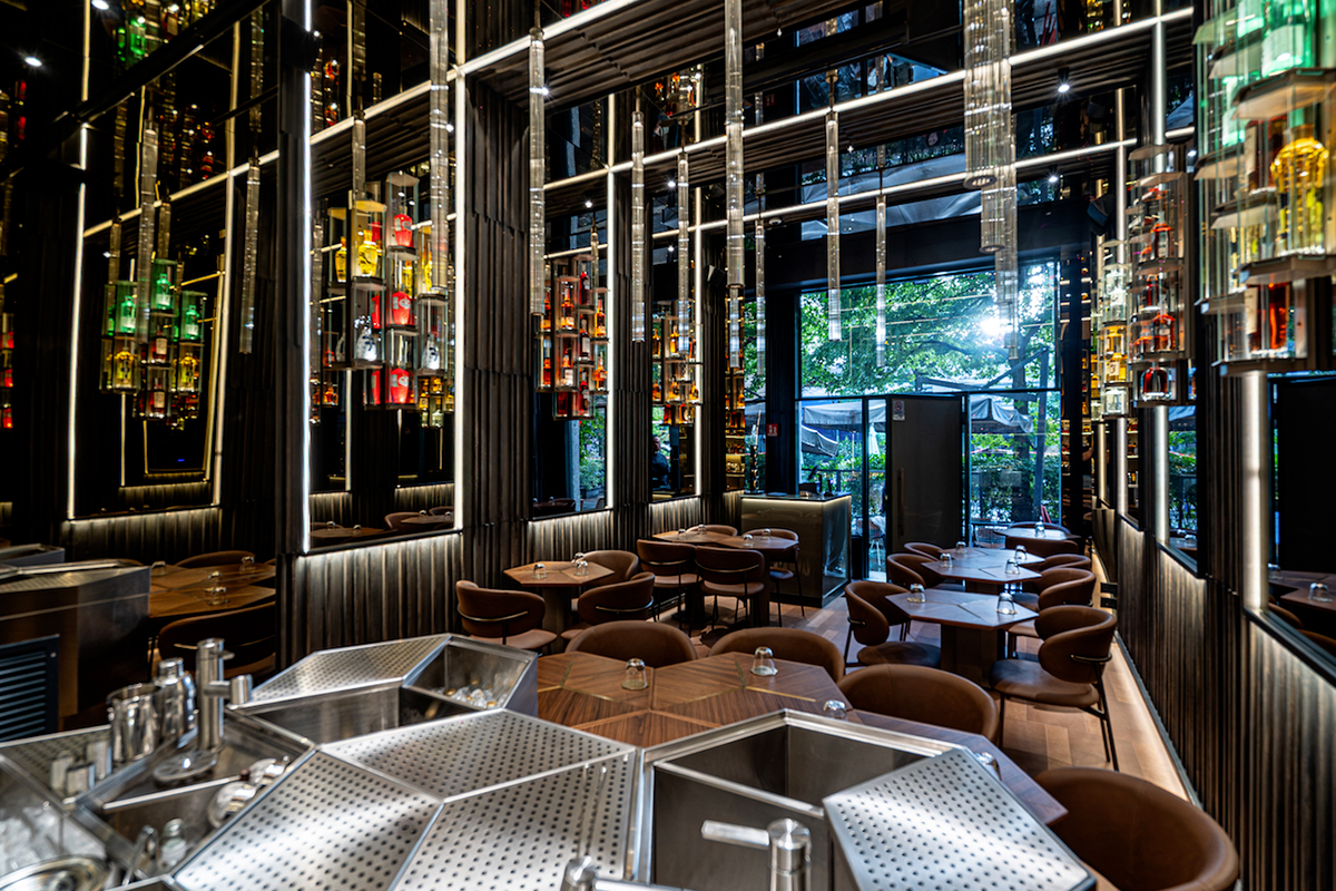 A Milano c’è un cocktail bar che spruzza profumi sui drink