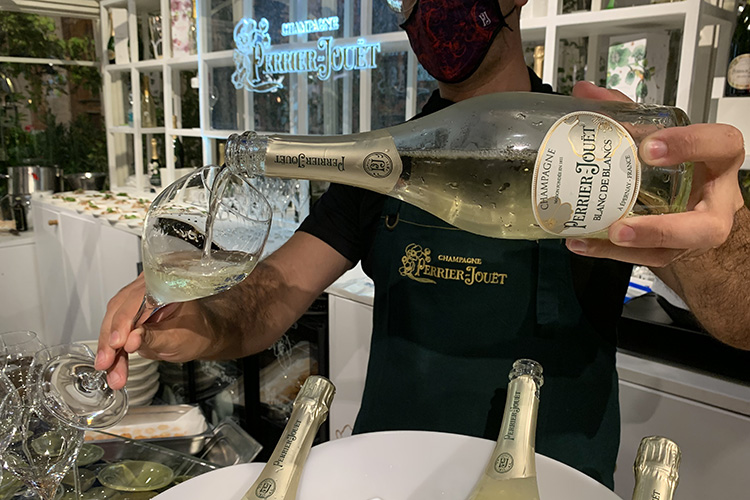 Perrier-Jouët Blanc de Blancs Champagne Perrier-Jouët celebra il design