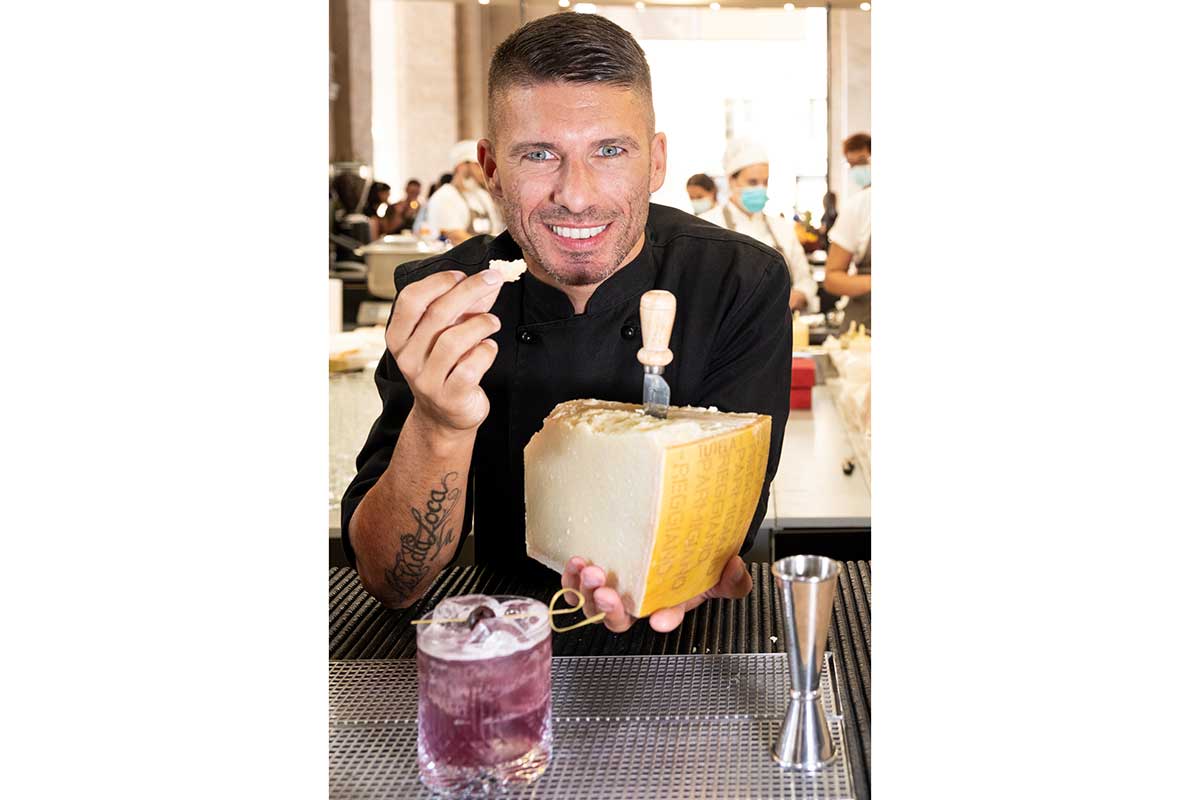 Bruno Vanzan presenta il cocktail Americano alla Violetta (foto: Linda Vukaj) Dal lavoro e dalla passione nasce l’eccellenza del Parmigiano Reggiano