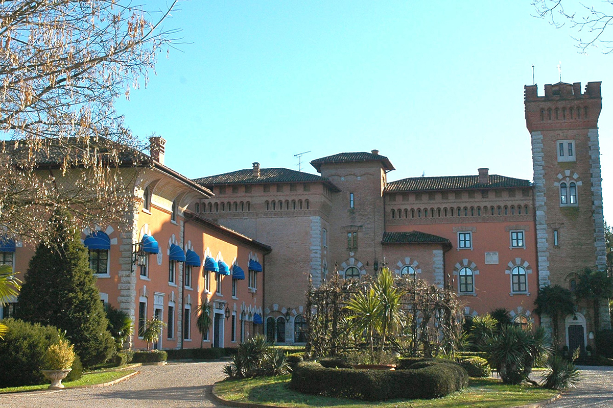 Il maniero di origini medievali svetta sulla cima di una piccola altura Castello di Spessa: soggiorni romantici nel maniero amato da Casanova