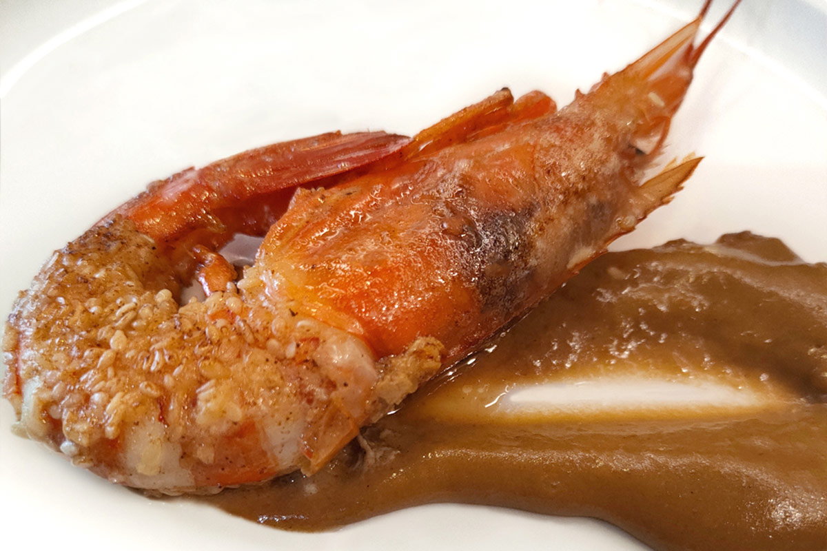 Il mare incontra la montagna: fonduta di Fontina Dop d’Alpeggio all’aglio nero con gamberi di Mazara al sesamo bianco e polvere di liquirizia Il mare incontra la montagna Il mare incontra la montagna: fonduta di Fontina Dop d’Alpeggio all’aglio nero con gamberi di Mazara al sesamo bianco e polvere di liquirizia Il mare incontra la montagna