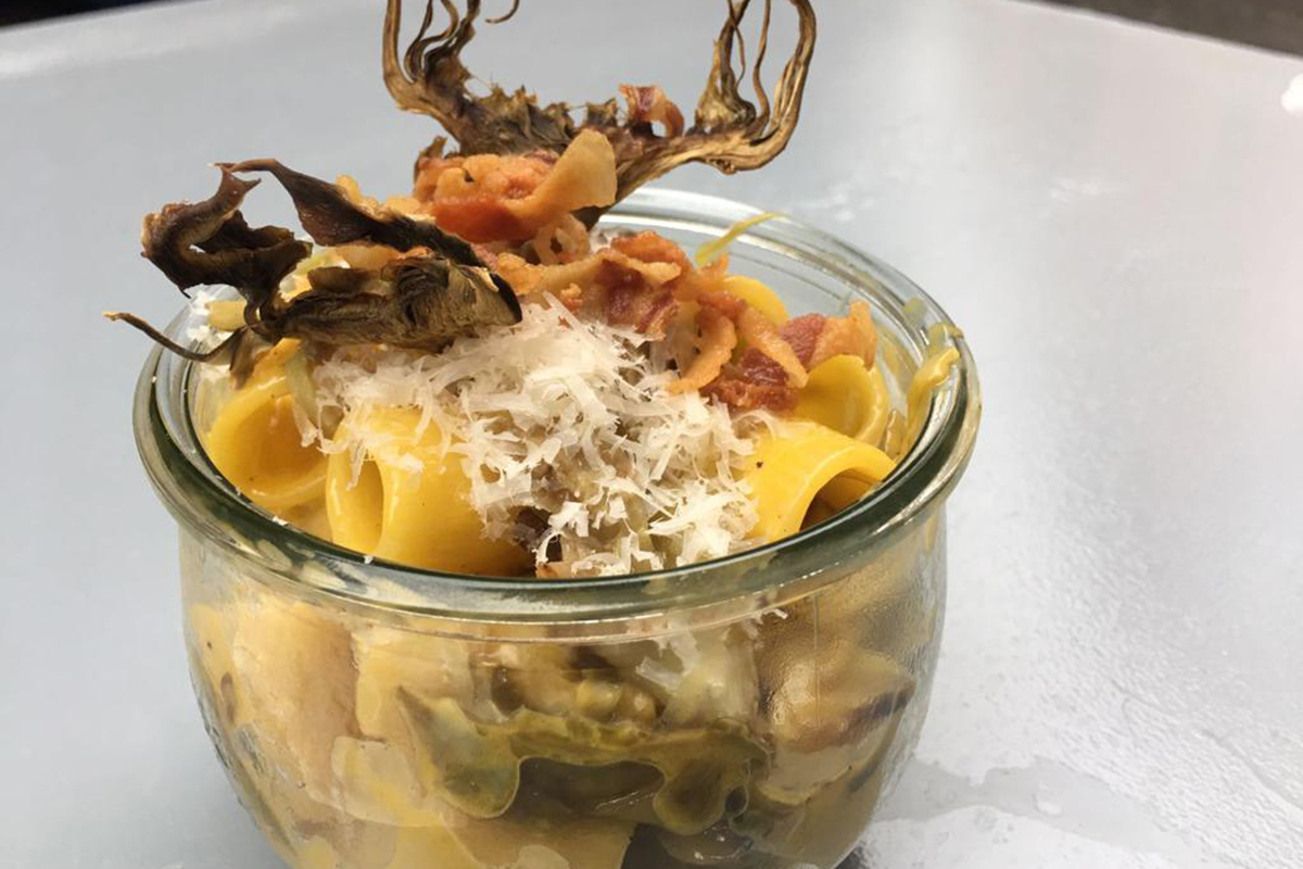 Carbonara con carciofi di Eggs Carciofo, l'ottavo re di Roma: i consigli dei cuochi per celebrarlo al meglio