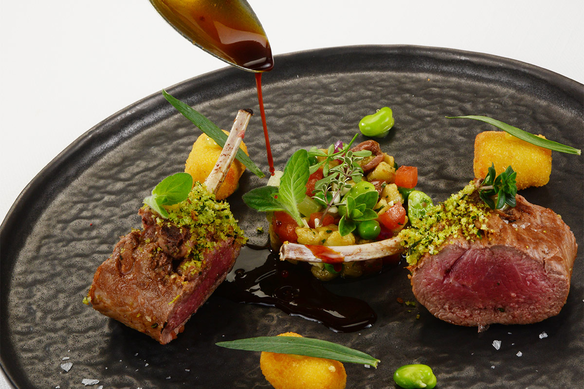 Carré di agnello al forno alla provenzale con croquette di patate cremose, favette e battuto sardo Carré di agnello al forno alla provenzale con croquette di patate cremose, favette e battuto sardo