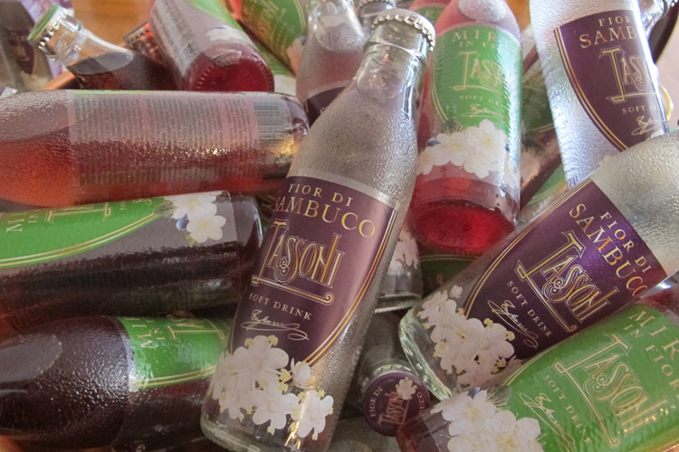 (Cedrata Tassoni, storia e qualit&agrave; Da Sal&ograve; 200mila bottigliette al giorno)