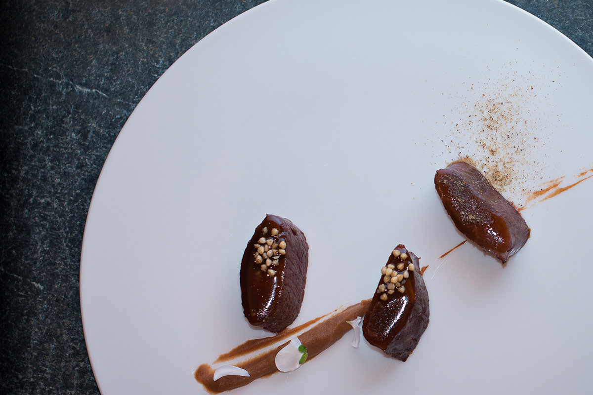 Lombo di cervo di Madesimo, crema di nespole fermentate, grano saraceno tostato, petali di fiori eduli Lombo di cervo di Madesimo, crema di nespole fermentate, grano saraceno tostato, petali di fiori eduli