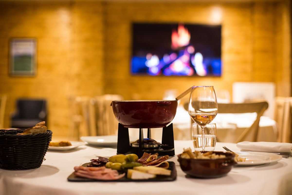 Raclette, il simbolo del formaggio fuso di montagna servito al tavolo Come nelle Alpi francesi ma a Roma? Ecco lo Chalet de Le Carré Français