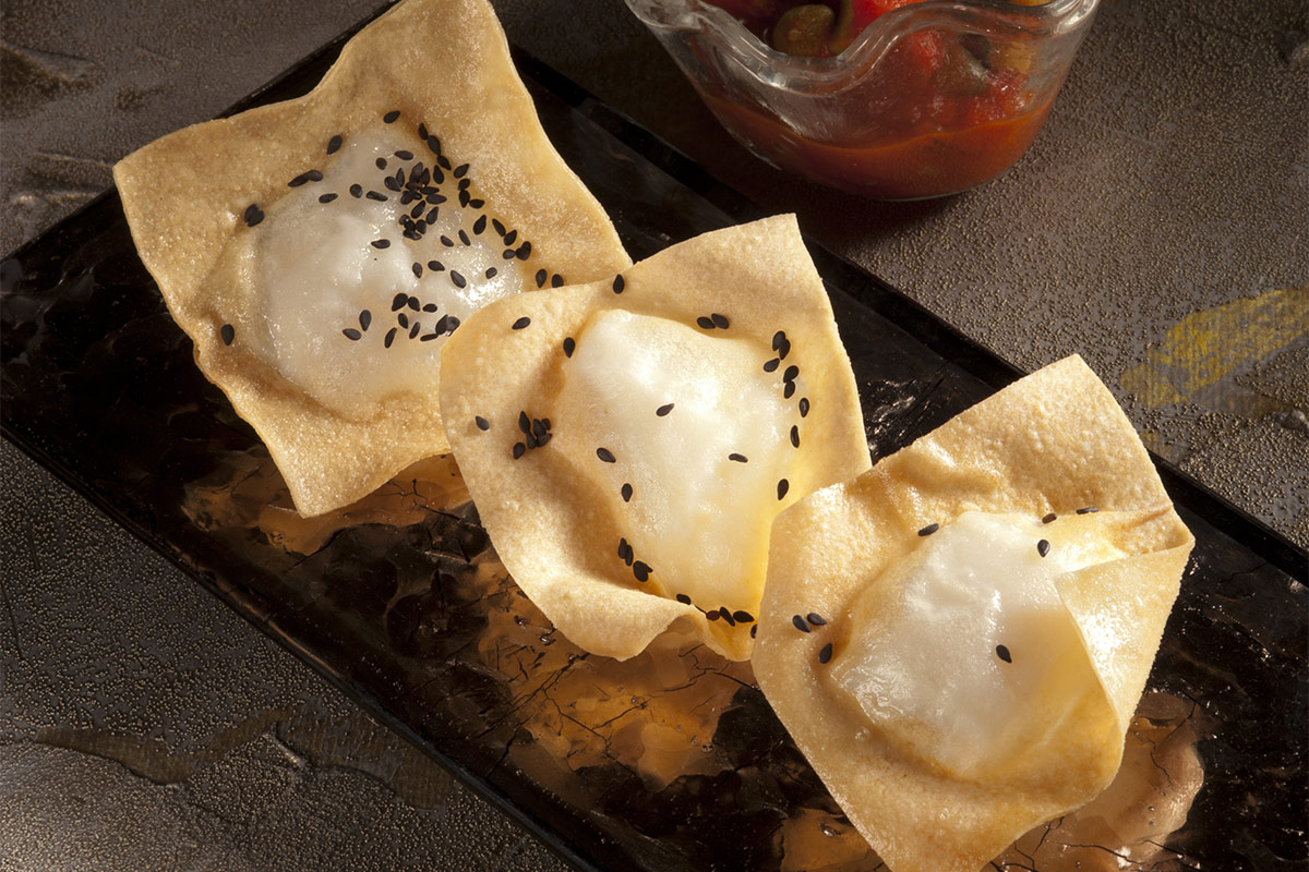 Chiacchiere di pasta sottile con fogliette di baccalà ai semi di sesamo e salsa caponatina piccante Chiacchiere di pasta sottile con fogliette di baccalà ai semi di sesamo e salsa caponatina piccante