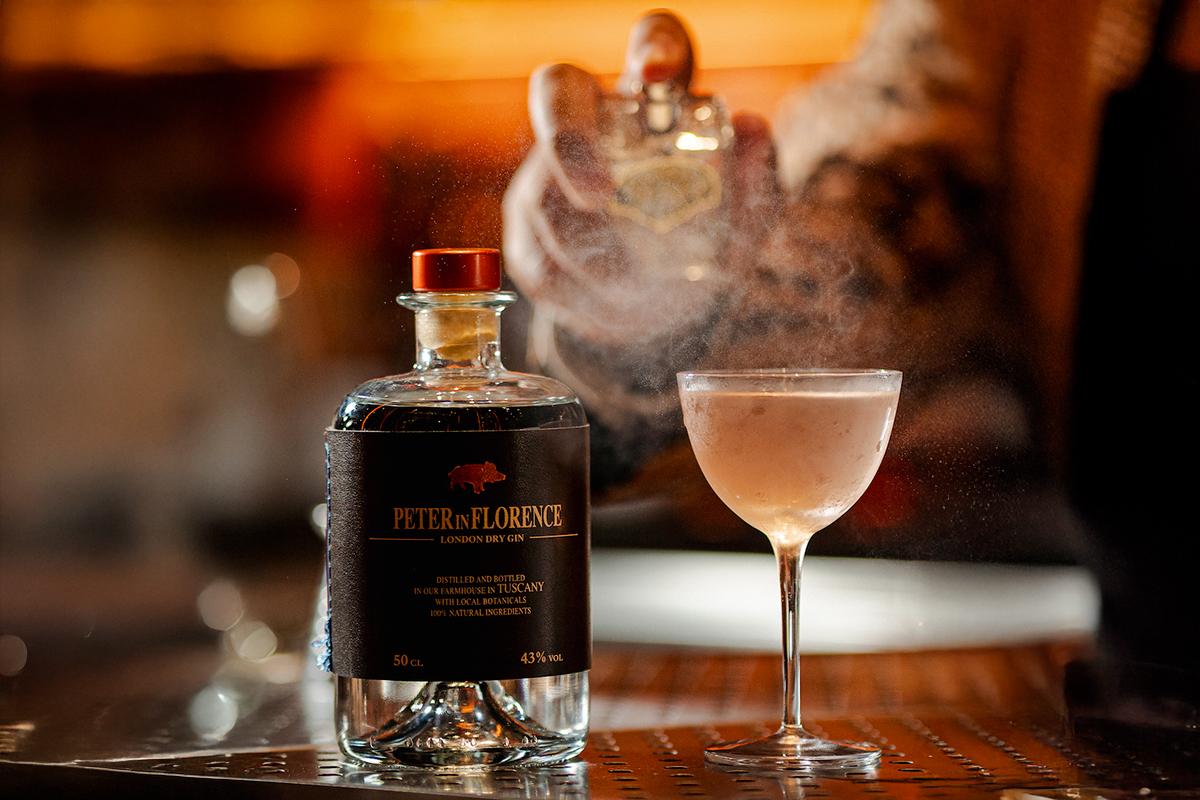 A Milano c’è un cocktail bar che spruzza profumi sui drink