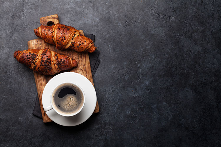 Colazione al bar, nuove abitudini Intramontabile caffè con croissant