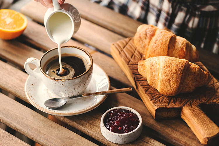 Colazione al bar, nuove abitudini Intramontabile caffè con croissant