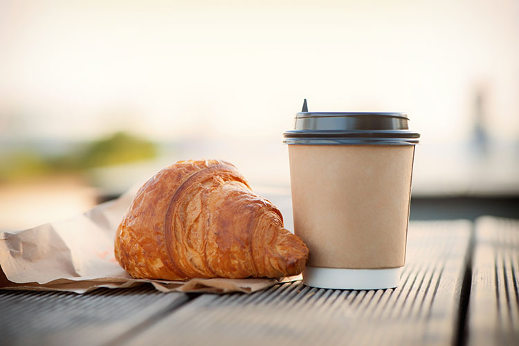 Colazione al bar, nuove abitudini Intramontabile caffè con croissant