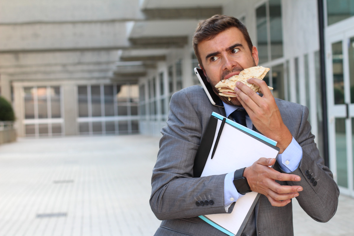 Colazione, mai di corsa Le regole della prima colazione. Un caffè in piedi o di corsa e via? No grazie