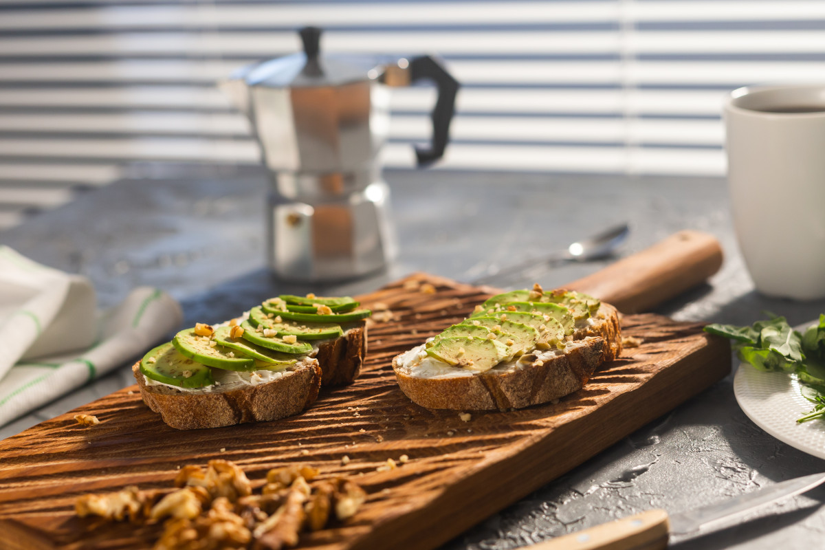 Sperimentare nuovi alimenti a colazione Le regole della prima colazione. Un caffè in piedi o di corsa e via? No grazie